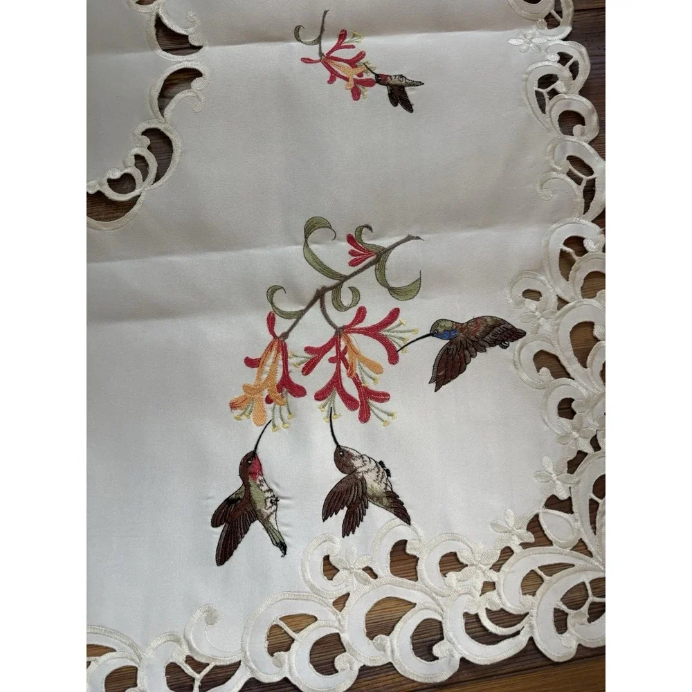 Doily Boutique Tablecloth Table Topper With Hummingbirds 33